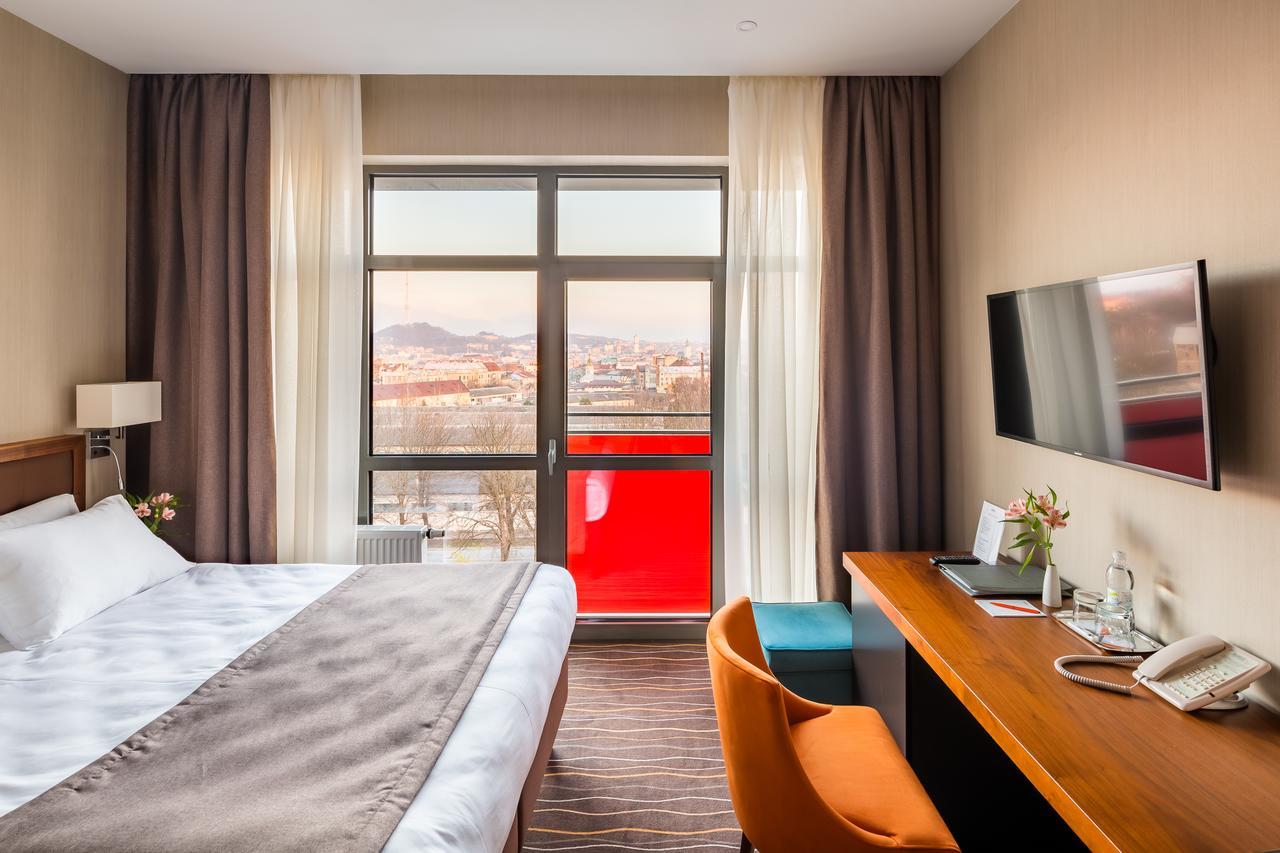 Taurus City Hotel Лвив Екстериор снимка