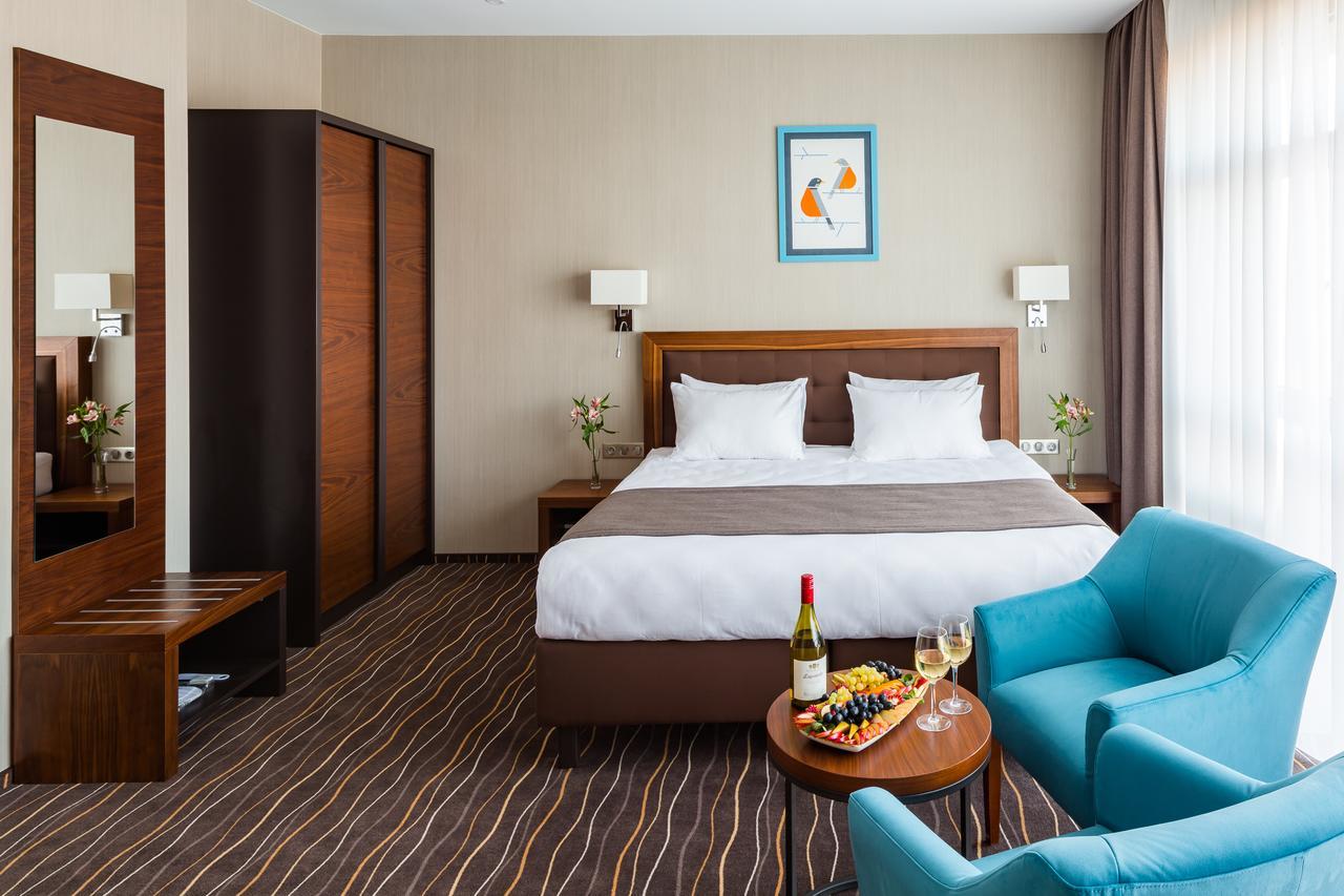 Taurus City Hotel Лвив Екстериор снимка